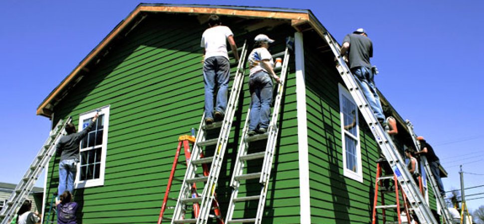 Чем покрасить деревянный дом снаружи: какую краску выбрать и как правильно ее нанести