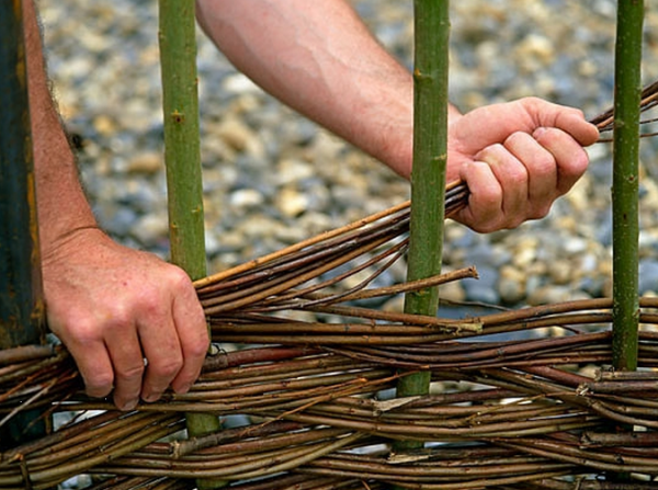 Деревянные заборы: плетенка, решетка и елочка своими руками