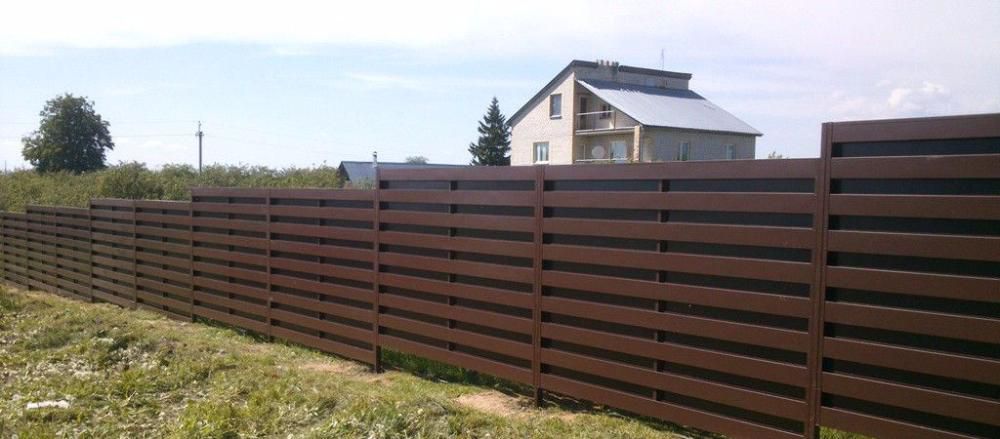 Горизонтальный деревянный забор: его разновидности, фото и преимущества