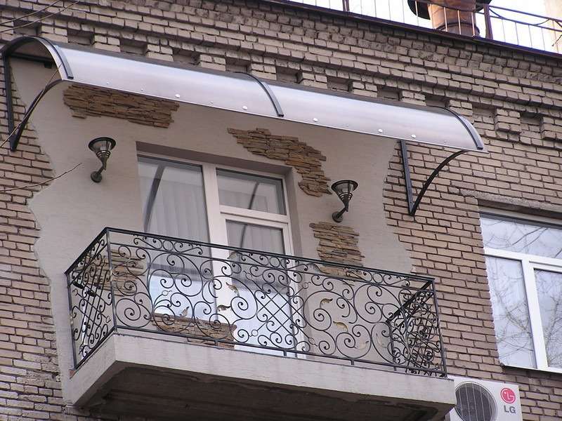 Навес (козырек) над балконом: виды, особенности монтажа