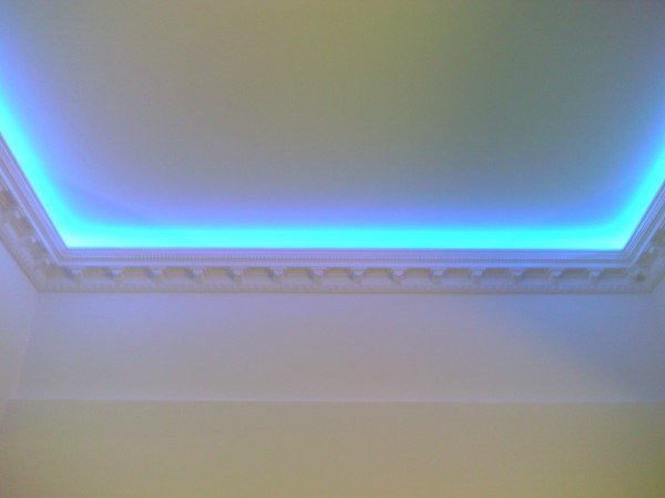 Подсветка потолка светодиодной лентой под плинтусом: фото работ и видео монтажа