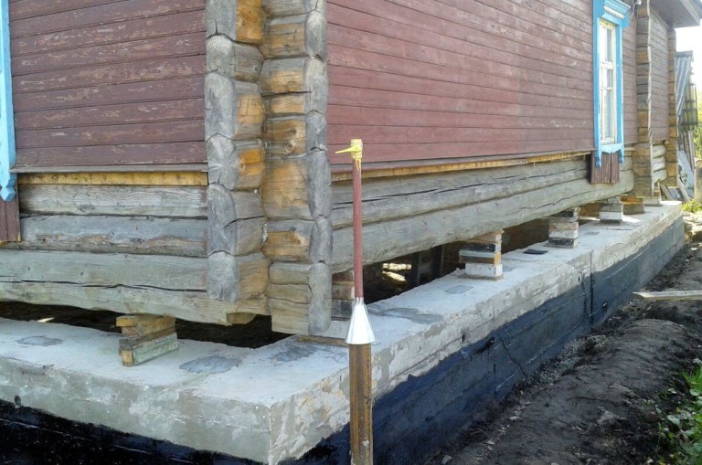 Ремонт и замена фундамента деревянного дома: укрепление ленточного, фундамента на сваях, монолитного и ростверкового