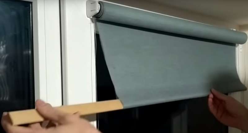 Установка рулонных штор на пластиковые окна – особенности работ без использования инструментов