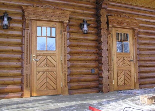 Виды деревянных строительных дверей: радиусные, маятниковые, щитовые и их особенности