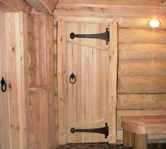Деревянные двери для бани своими руками: виды, изготовление и установка