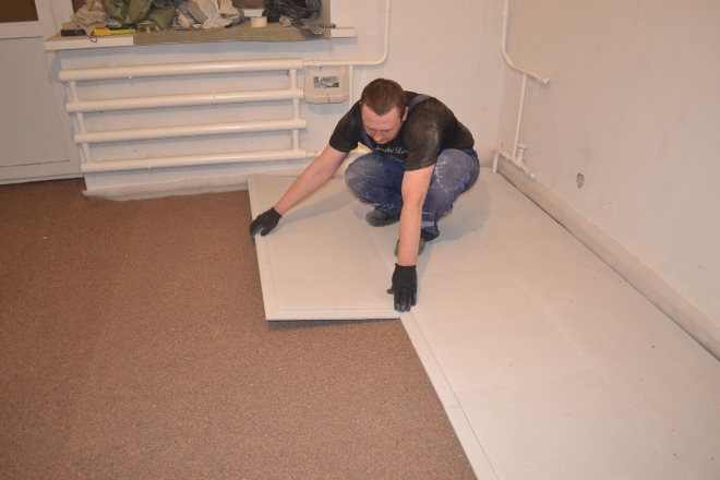 Укладка фанеры на бетонный пол под ламинат: видео инструкция креплений и фото работ