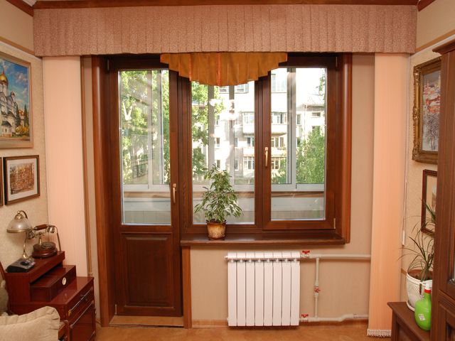 Деревянные балконные двери: виды материалов и конструкций