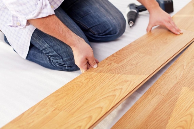Как класть ламинат на деревянный пол своими руками: правильная пошаговая инструкция