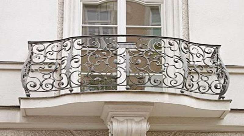 Ограждения (перила) для балконов: выбор и монтаж