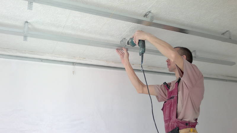 Подвесные потолки из алюминиевых панелей: преимущества и недостатки, особенности монтажа