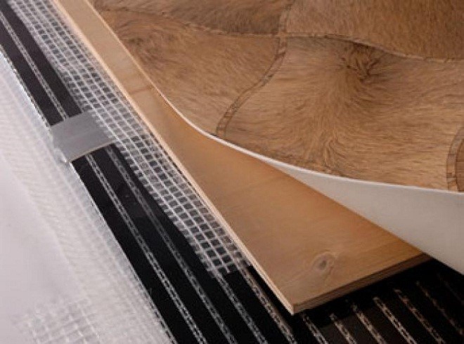 Укладка линолеума на деревянный пол: как правильно постелить, что класть под него - подробная инструкция