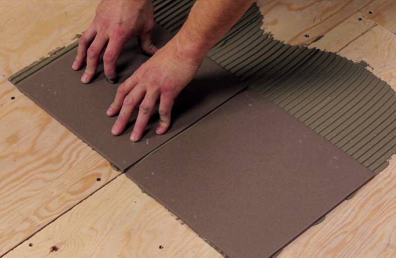 Укладка плитки на деревянный пол: тонкости и особенности