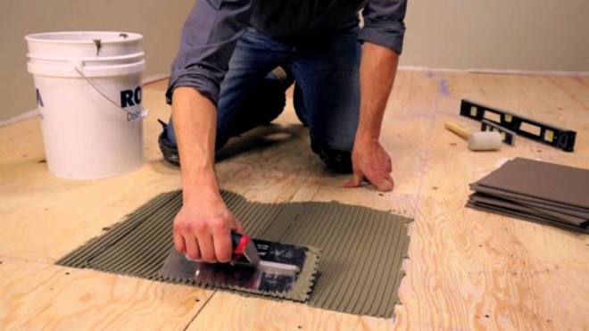 Укладка плитки на деревянный пол в доме: правильная технология