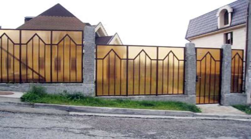 Забор из поликарбоната (фото): преимущества материала, этапы монтажа