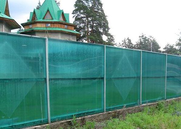 Забор из поликарбоната (фото): преимущества материала, этапы монтажа