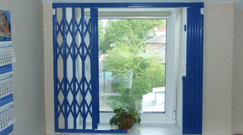 Металлические раздвижные решетки на окна (фото): виды, преимущества и недостатки, монтаж
