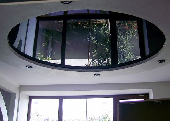 Черный глянцевый натяжной потолок в интерьере (фото)