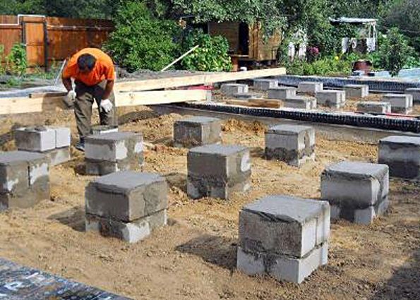 Фундамент из бетонных блоков: преимущества, недостатки, виды блоков, особенности строительства